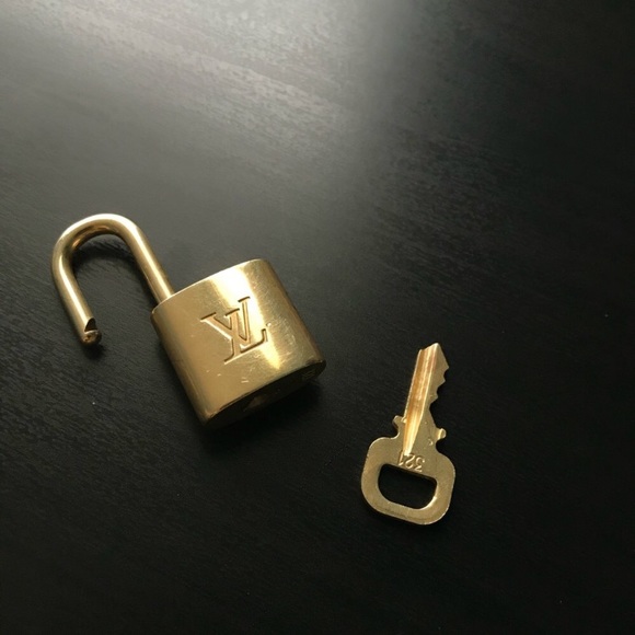 Silver Chain With Louis Vuitton Lock - Picture 8 of 11